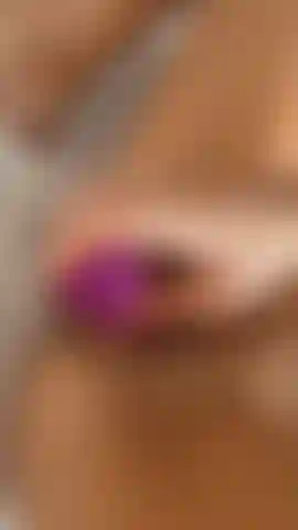 Spiele mit meiner muschi in nahaufnahme, bis ich komme, und lecke sie danach sauber.