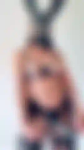 Gehorche der herrin mit einem strap-on und einer hasenmaske.