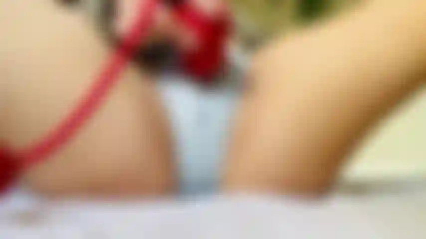 Deren vibrator durch mein höschen spritzt.