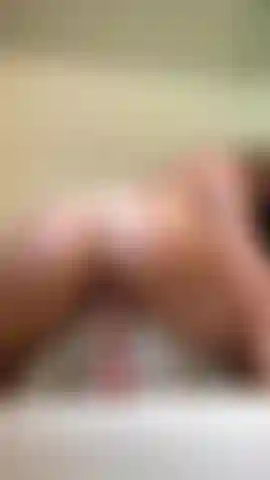 Die in der wanne einen dildo reitet, bis ich spritze.