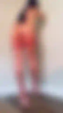 Verehre meine sexy beine und füße in roten netzstrümpfen.