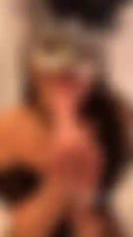 Schlampiger blowjob auf einem dildo mit neuer maske!