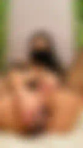 Schwarzer dildoorgasmus (spritzen).