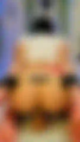 Reite mit gefesselten händen auf einem dildo, bis ich komme.