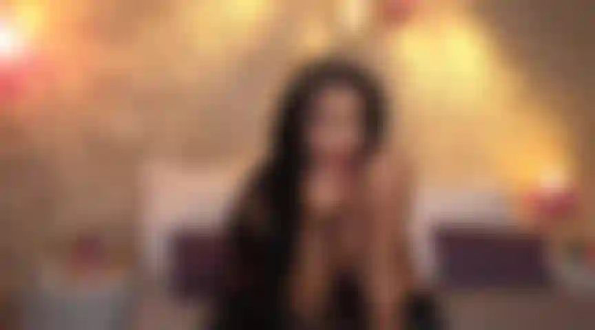 Mein heißer körper wird dich in den wahnsinn treiben, besonders wenn ich das glänzende öl über meine bräunungslinien tropfen lasse und deinen harten schwanz wie im wildesten rodeo reite!