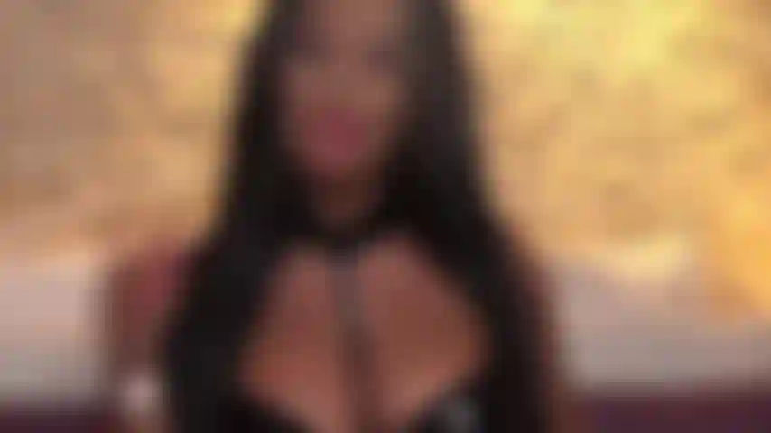 Worte sind nicht nötig, wenn meine schönheit von einem dicken rauch begleitet wird. Beobachte meine augen hinter dem wolkigen rauch und spüre ihn in deinen nasenlöchern, während ich ihn zwischen meinen prallen lippen zu dir blase!