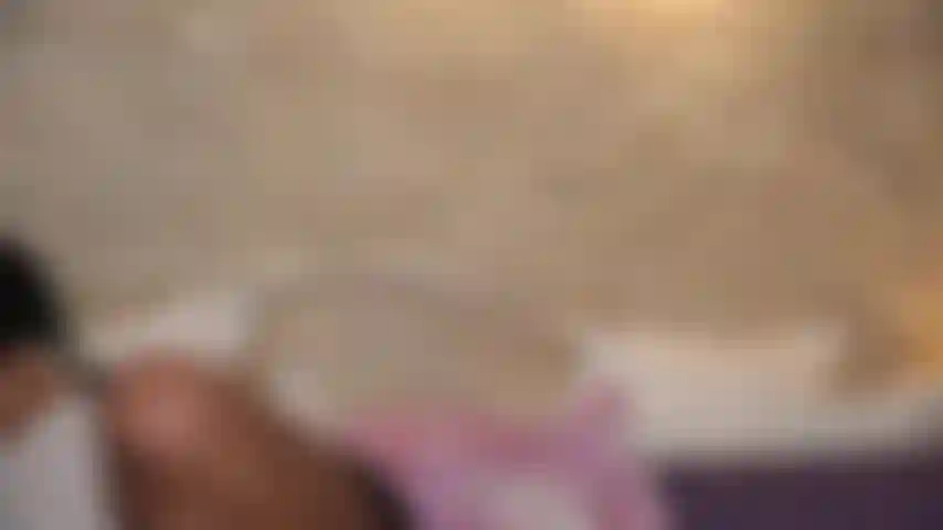 Deinen pochenden schwanz mit meinen spitzen nippeln unter meinem nassen weißen hemd neckt, bis ein vulkanischer orgasmus über meine riesigen brüste kommt.