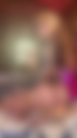 Eine heiße blonde puppe, die einen schwarzen schwanz reitet, bis sie kommt.