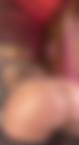 Eine kleine hotwife kommt und spritzt über einen großen schwarzen schwanz.