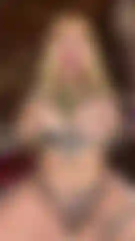 Sehen sie sich missys exklusive show an.