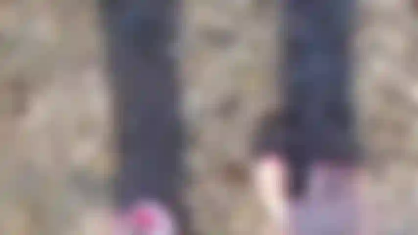 Die füße einer göttin im mittelmeer.