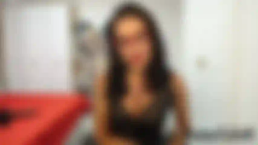 Cbt mit braunem ledergürtel und holzpaddel.