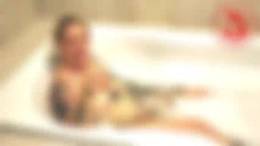 Glitschig, wenn sie nass ist: freche badezeit-joi, die dich zum explodieren bringt.