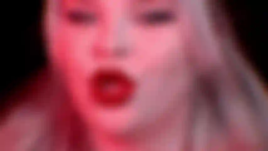 Edging für rote schmollende lippen – meine hübschen schmollenden lippen erwischen dich jedes einzelne mal, je schneller ich schmollend die lippen spitze und küsse, desto schneller streichelst du, ich reize dich bis an deine äußersten grenzen, bis dein pochender schwanz meine hübschen roten lippen nicht mehr ertragen kann, aber ich bestimme, wie du deinen schwanz streichelst, wie schnell und wie langsam du gehst. Du liebst es, meiner erotisch dominanten stimme zuzuhören, du liebst es, in deine schranken gewiesen zu werden und von meinen süßen schmollenden küssen in deinem sessel dahinzuschmelzen. Der glanz meiner glänzend roten lippen triggert dich, diese lippen triggern dich.