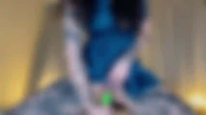 Reite einen dildo im blauen seidenkleid.