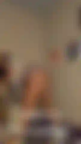 Die auf dem stuhl mit dem arsch klatscht und tanzt.