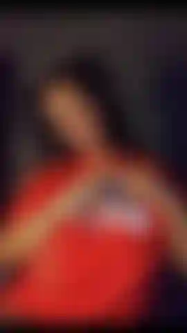 Eine nackte milf, die twerkt und fingert.