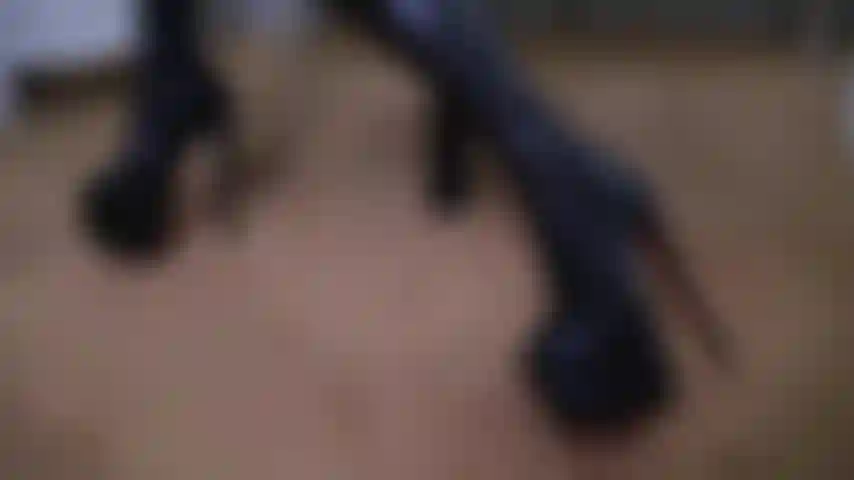 Bring deine wünsche und unterwerfung zu mir. Komm, spiel in der dunkelheit meines schattens. Meine kraft reicht von der sinnlichkeit bis zum rand.