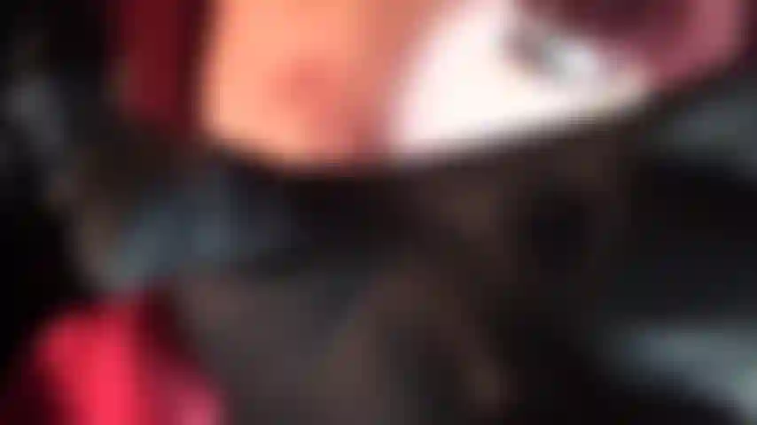 Herrin würgt dich zu tode – sie sieht böse aus und ihre in lederhandschuhen steckenden hände sind fest um deinen hals geschlungen, dein mund ist geöffnet, du keuchst und ringst nach luft, sie füttert dich mit ihrem spucke.