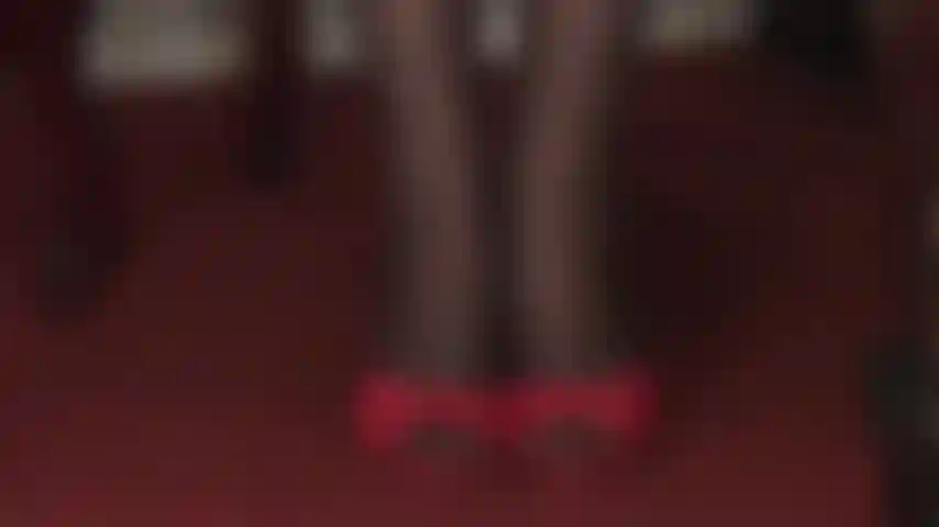 High heels und strumpfwaren-verführung – sexy rote high heels und schwarze strumpfhosen mit blumenmuster und nähten sind pure verführung.