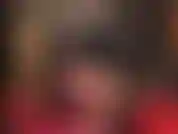 Schau dir den unglaublichen glanz an ... Herrin trägt glänzende, goldene strumpfhosen, um dich zu verführen. Fußfetisch, arschverehrung, nylonbeine.