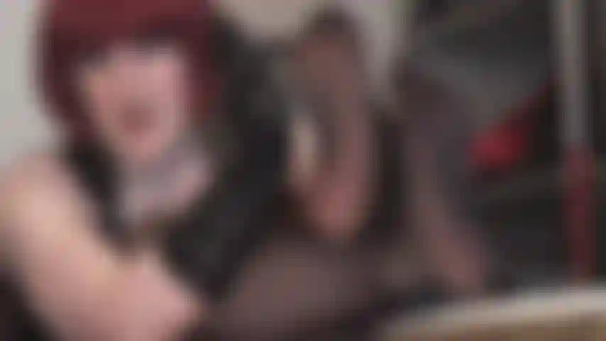 Verstärkte zehen und schwarze strumpfhosenfüße verwöhnen den fußjungen mit einem nylon-footjob. Nachdem du jeden zentimeter davon mit deiner zunge verehrt hast, melkt herrin vivian mit ihren füßen deinen sklavenschwanz über deine hübschen zehen.