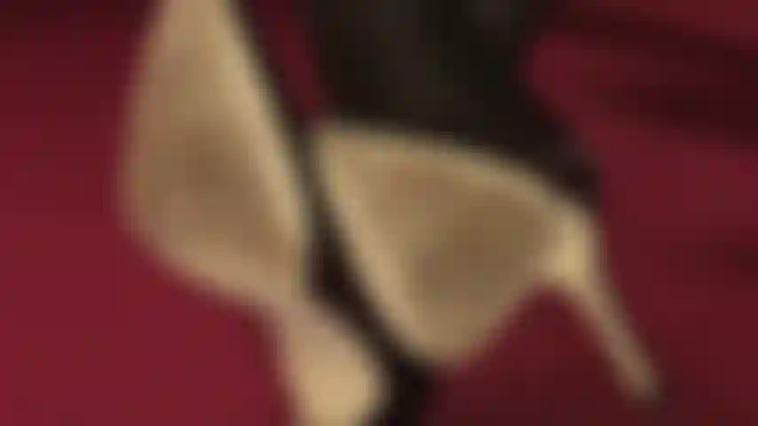 Unter den absätzen meiner herrin – wie ein hund auf dem boden, der auf die aufmerksamkeit und befehle seines besitzers wartet, starre ich auf die sohlen meiner schuhe.
