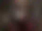 Deine herrin, gekleidet in ein heißes, schwarz glänzendes fetisch-outfit mit hohen stiefeln, klammere mich an deinen arsch und ficke deinen sklavenschwanz mit ihrem metallenen stilettoabsatz.