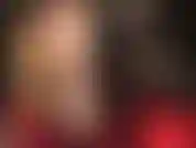 Herrin hüllt den schwanz ihres sklaven in nylonstrümpfe, um ihn so gut zu streicheln, während sie mit ihren erstaunlich glänzenden strumpfhosenbeinen und ihrem hintern neckt.