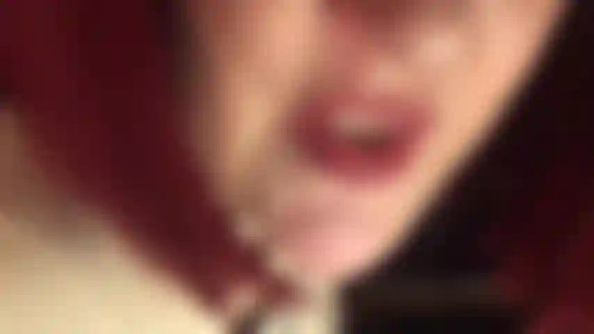 Herrin verwendet viel spucke für einen schlampigen handjob in latex.