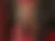 Herrin, in rotes latex und strumpfhosen gekleidet und schiebt schwänze von beiden enden in dich hinein.