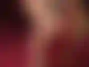 Fußfetischistin, steh auf high heels – rote, glänzende pumps und tolle fußgewölbe. Spiele mit schuhen und necke mit baumelnden füßen für fuß-subs.