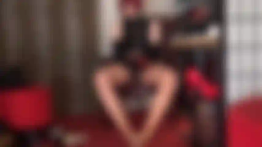 Strapon-dominanz, sph, füße, strumpfhosenfetisch – der große schwarze schwanz der herrin in einem hübschen roten strumpf erregt sie, aber sobald die herrin eine gelbe strumpfhose anzieht und ihren riesigen nylonschwanz darunter versteckt … oh mein gott!