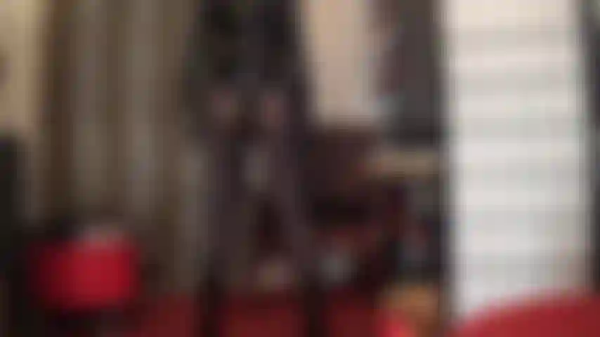 Die ihren riesigen schwarzen strap-on stößt, während die herrin mit ihrem tollen, in strumpfhosen gehüllten hintern und ihrem engen, glänzenden schwarzen pvc-outfit neckt.