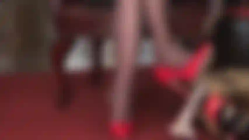 Rote stilettos an deinem sklavenschwanz – es schmerzt, ihre berührung zu spüren, egal ob sanft oder grob.