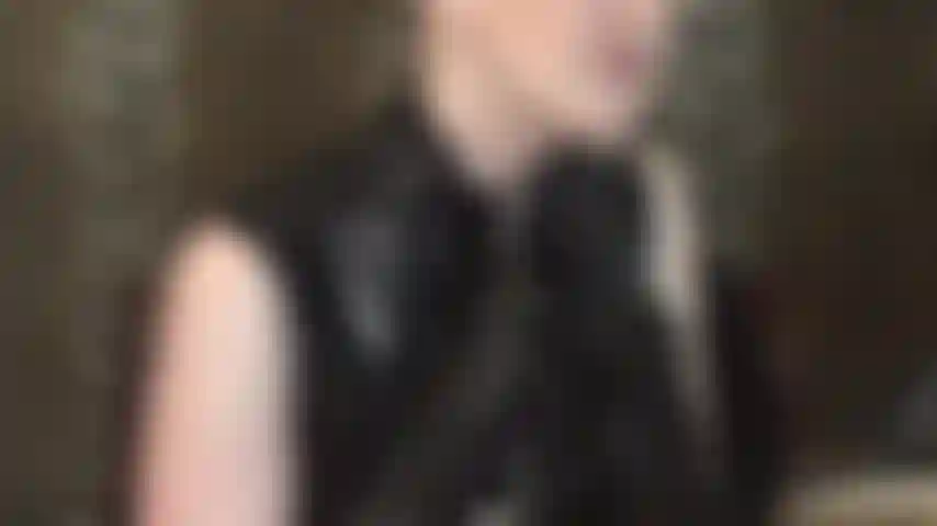 Verführerisches dekolleté-teaser in einem pvc-kleid mit reißverschluss.