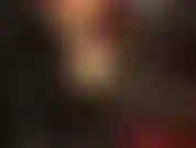 Latex wurde für diese kurven gemacht – wenn sie gummi mögen, müssen sie dieses outfit aus sexy, glänzendem rotem und schwarzem gummi mit extra hohen stilettostiefeln sehen.