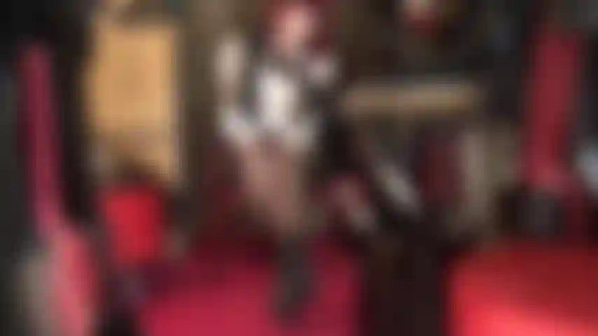 Steck deine zunge und deinen schwanz in meinen schuh. Die offenen sandalen sind vielleicht einfach, aber kannst du ihn in meine pumps schieben?!