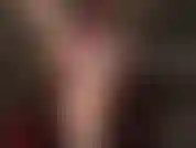 Unwiderstehliche nackte füße und beine, berührt von roten kurzen lederhandschuhen. Oh, so sexy!