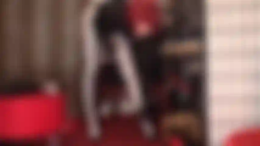 Süchtig nach glänzenden lycra-strumpfhosen. Du streichelst deinen kleinen sklavenschwanz, als gäbe es kein morgen.