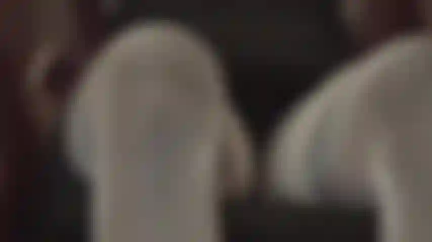 Seidige strumpfhosen und strumpfhalter, die mit satinhandschuhen gereizt werden – dieser anblick wird ihren penis zum pochen bringen, die blickdichten strumpfhosen sind durchsichtig genug, um einen blick auf das höschen der herrin zu erhaschen.