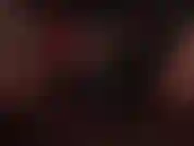 Lederhandschuhe auf einem weißen strapon. Herrin hat deine eier fest im griff, während sie auf deinen pochenden schwanz schlägt.