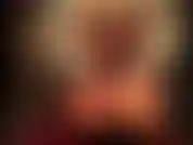 Herrin neckt den gummi- und fußliebhaber mit ihren sexy kurven in rock und transparenten strümpfen.