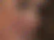 Bewundern sie das schöne gesicht der herrin in nahaufnahme. Ihre sexy roten lippenstiftlippen sind neckisch, ihre durchdringenden blauen augen blicken direkt in ihre seele.