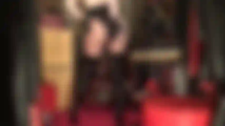 Mache dich mit meinen kurven verrückt! – Hohe, glänzende overknee-stiefel, glänzende hellbraune strumpfhosen, ein tanga-body und sexy kurze handschuhe, die den unwiderstehlichen körper der herrin ständig berühren.