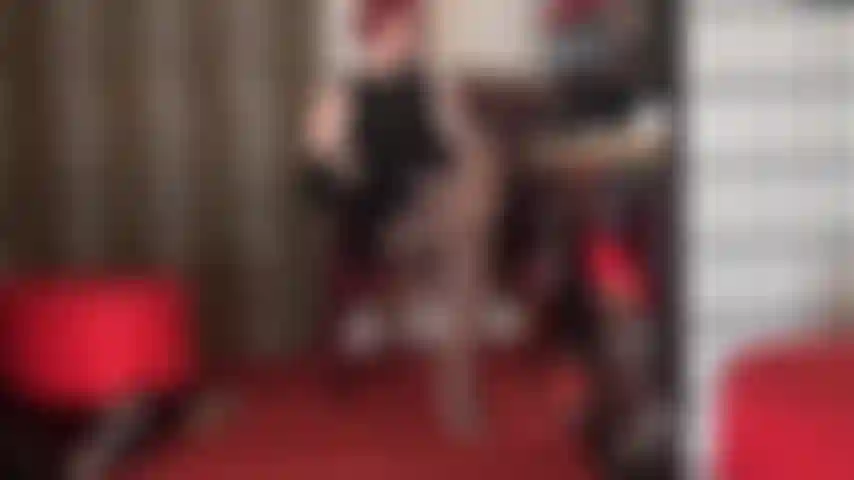 Meine kleine nylon-schlampe – herrin, hält dich gefangen, aus der du nicht entkommen kannst. Unfähig, ihren beinen und strümpfen zu widerstehen, während dein sklavenschwanz zwischen ihren übereinandergeschlagenen beinen und in ihren strümpfen entleert wird, nähert sich ein großer schwarzer schwanz von hinten …