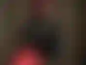 Latex-latex-lady – die herrin ergänzt ihr gummi-outfit mit einer schwarzen bluse.