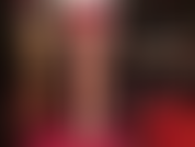 Hier ist ein sexy kurzer teaser mit einer herrin, die ein rotes kleid, glänzende braune strumpfhosen, eine weiße lederjacke und high heels trägt und ihr sexy kleid hochhebt, um ihnen die erlaubnis zu geben, ihren hintern anzubeten.