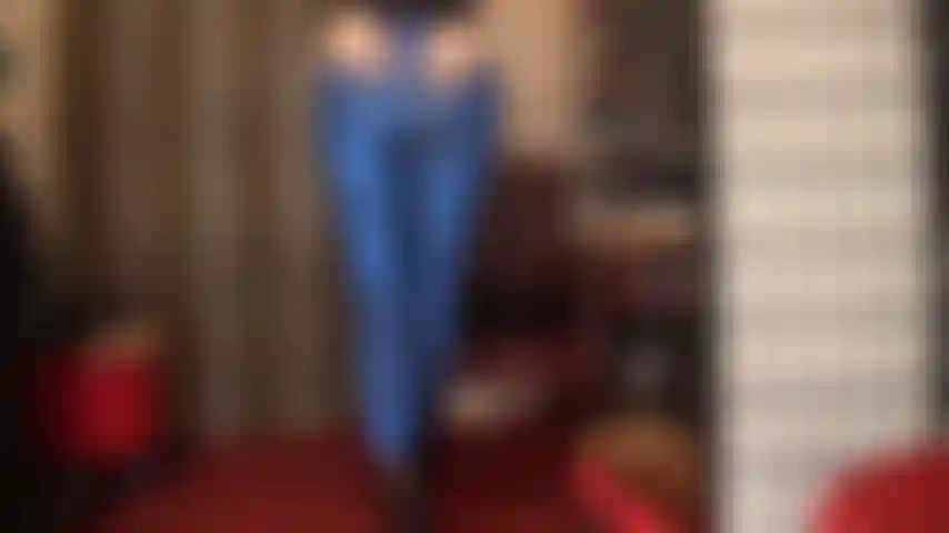 Körperanbetung in blauen metallic-leggings und schwarzen stiefeletten.