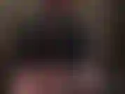 Herrin neckt mit ihrem schönen runden hintern in einem kurzen lycra-kleid.